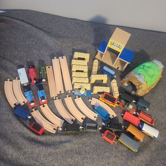 Lot Of 23 Trains Pieces Thomas Tank Engine Train & Friends Wooden Magnetic Lot - Picture 1 of 8
